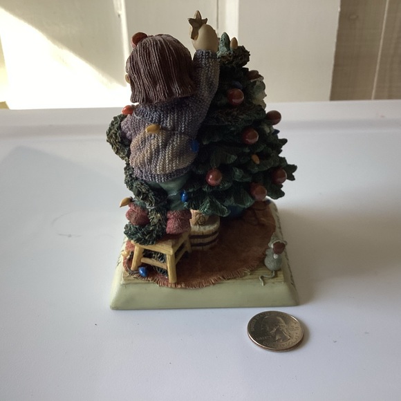 Zingle Berry, Decked Out,  Decorating the Christmas Tree - Picture 4 of 5